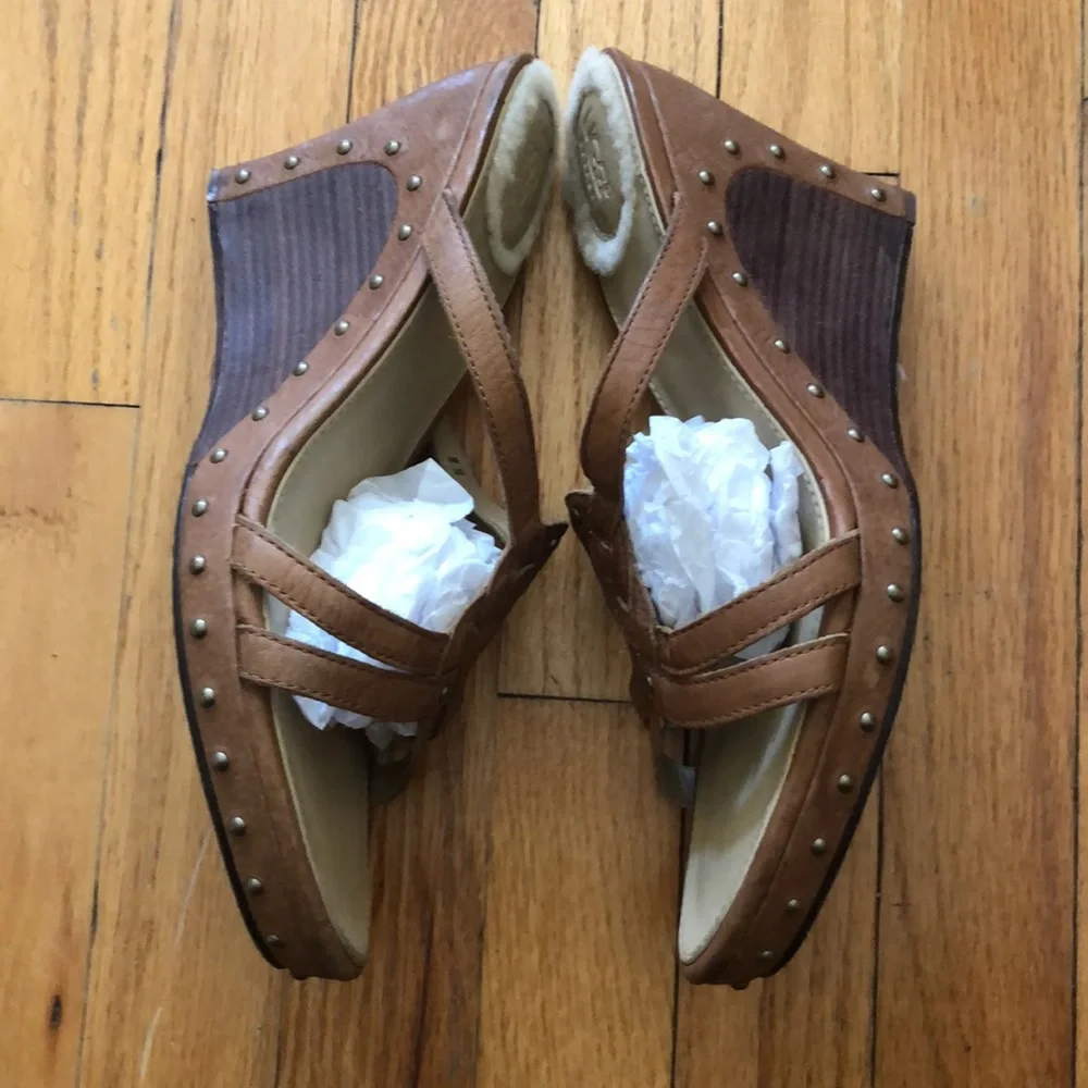 UGG Australia Leather Platform - Picture 4 of 9